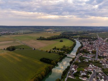 Eylül 'de Hautvillers, Cumieres, Marne River Valley, Champange, Fransa yakınlarındaki yeşil başbakan cru şampanya bağları ve tarlalarına panoramik hava manzarası