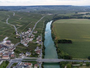 Eylül 'de Hautvillers, Cumieres, Marne River Valley, Champange, Fransa yakınlarındaki yeşil başbakan cru şampanya bağları ve tarlalarına panoramik hava manzarası