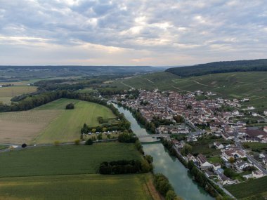 Eylül 'de Hautvillers, Cumieres, Marne River Valley, Champange, Fransa yakınlarındaki yeşil başbakan cru şampanya bağları ve tarlalarına panoramik hava manzarası