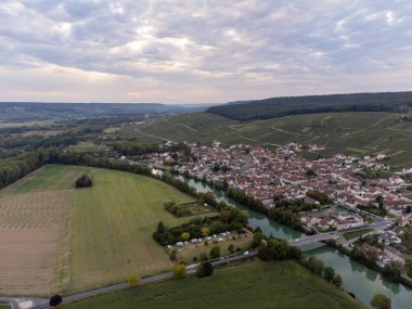 Eylül 'de Hautvillers, Cumieres, Marne River Valley, Champange, Fransa yakınlarındaki yeşil başbakan cru şampanya bağları ve tarlalarına panoramik hava manzarası