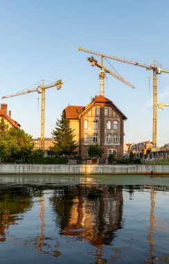 Geliştirme ve inşaat işleri, Promenada Bastionami, Gdansk City, Polonya 'da güneşli yaz günlerinde görülen yeni binalar.