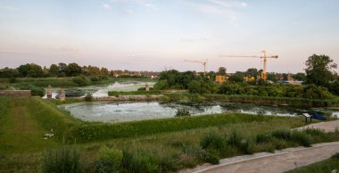 Geliştirme ve inşaat işleri, Promenada Bastionami, Gdansk City, Polonya 'da güneşli yaz günlerinde görülen yeni binalar.