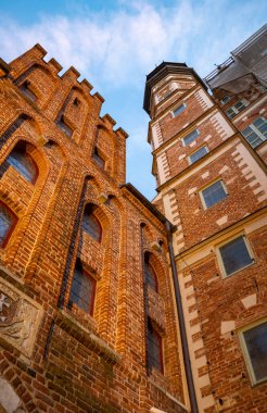 Polonya 'nın Gdansk şehrinin eski orta kesiminde güneşli yaz gününde renkli cepheler ve binalar