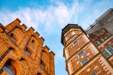 Polonya 'nın Gdansk şehrinin eski orta kesiminde güneşli yaz gününde renkli cepheler ve binalar