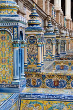 Eski tarihi Endülüs kasabası Seville, İspanya. İşlerin mimari detaylarını incele. Endülüs 'te yaz.