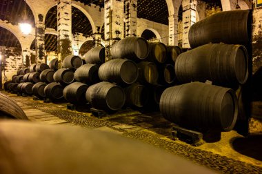 Eski Bodega 'daki solera sistemi, Endülüs şarap mahzeni, fıçılarda farklı şeri şarapları, Jeremy güçlendirilmiş şarap üretimi, Jerez de la Frontera, Endülüs, İspanya