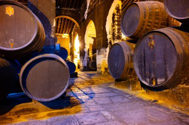 Eski Bodega 'daki solera sistemi, Endülüs şarap mahzeni, fıçılarda farklı şeri şarapları, Jeremy güçlendirilmiş şarap üretimi, Jerez de la Frontera, Endülüs, İspanya