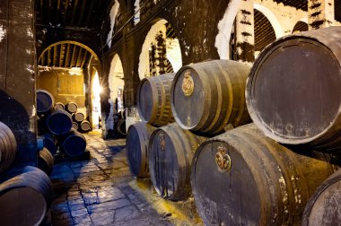 Eski Bodega 'daki solera sistemi, Endülüs şarap mahzeni, fıçılarda farklı şeri şarapları, Jeremy güçlendirilmiş şarap üretimi, Jerez de la Frontera, Endülüs, İspanya