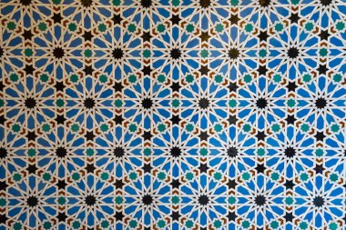 Eski şato, Sevilla ya da Granada, Endülüs, İspanya 'daki süslü renkli ortaçağ seramik duvarları. Arapça mudejar stili süsleme arkaplan duvar kağıdı