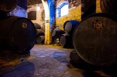Eski Bodega 'daki solera sistemi, Endülüs şarap mahzeni, fıçılarda farklı şeri şarapları, Jeremy güçlendirilmiş şarap üretimi, Jerez de la Frontera, Endülüs, İspanya