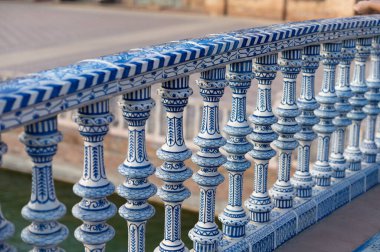 Eski tarihi Endülüs kasabası Seville, İspanya. İşlerin mimari detaylarını incele. Endülüs 'te yaz.
