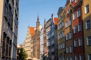Polonya 'nın Gdansk şehrinin eski orta kesiminde güneşli yaz gününde renkli cepheler ve binalar