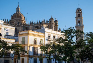 Jerez de la Frontera 'nın eski kısımlarında yürümek, Şeri şarabı üreten şehir, Endülüs, İspanya yazın mimari detaylar, Endülüs tarzı, beyaz evler, kiraz ve kuleler