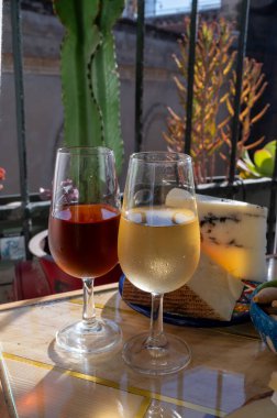 Sherry fino, manzanilla, olorosso şarabı, Jerez de la Frontera, Cadiz, Endülüs, İspanya 'nın eski kesimindeki Endülüs evinde servis edilen palomino beyaz üzümünden yapılmış güçlendirilmiş şarap.