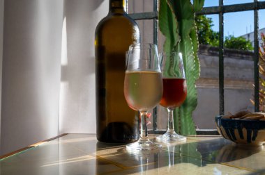 Sherry fino, manzanilla, olorosso şarabı, Jerez de la Frontera, Cadiz, Endülüs, İspanya 'nın eski kesimindeki Endülüs evinde servis edilen palomino beyaz üzümünden yapılmış güçlendirilmiş şarap.