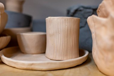 Polonya 'daki sanat seramik atölyesinde yapılan seramik sanat eserleri ve tabelalar