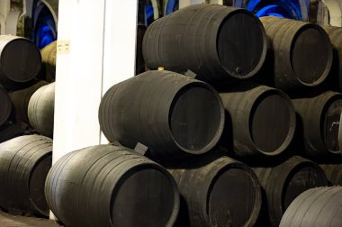 Eski Bodega 'daki solera sistemi, Endülüs şarap mahzeni, fıçılarda farklı şeri şarapları, Jeremy güçlendirilmiş şarap üretimi, Jerez de la Frontera, Endülüs, İspanya