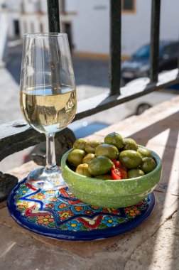 Sherry fino, manzanilla, Jerez de la Frontera, Cadiz, Endülüs, İspanya 'daki eski evde tapas ile servis edilen palomino beyaz üzümünden yapılmış Jeremy güçlendirilmiş şarap.