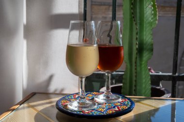 Sherry fino, manzanilla, olorosso şarabı, Jerez de la Frontera, Cadiz, Endülüs, İspanya 'nın eski kesimindeki Endülüs evinde servis edilen palomino beyaz üzümünden yapılmış güçlendirilmiş şarap.