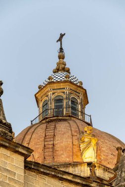 Jerez de la Frontera 'nın eski kısımlarında yürümek, Şeri şarabı üreten şehir, Endülüs, İspanya yazın mimari detaylar, Endülüs tarzı, beyaz evler, kiraz ve kuleler
