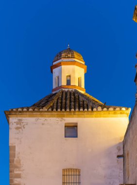 Jerez de la Frontera 'nın eski kısımlarında yürümek, Şeri şarabı üreten şehir, Endülüs, İspanya yazın mimari detaylar, Endülüs tarzı, beyaz evler, kiraz ve kuleler
