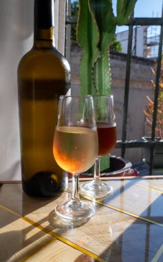 Sherry fino, manzanilla, olorosso şarabı, Jerez de la Frontera, Cadiz, Endülüs, İspanya 'nın eski kesimindeki Endülüs evinde servis edilen palomino beyaz üzümünden yapılmış güçlendirilmiş şarap.