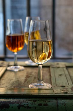 Şarap tatma, fino, olorosso, amontillado, kremalı Jeremy Sherry. Jerez de la Frontera, Cadiz, Endülüs, İspanya 'da palomino beyaz üzümünden yapılmış.