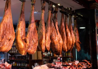 Triana, Sevilla 'daki günlük çiftçi pazarı, farklı jambon jamonları serrano bacaklar, peynir ve sosisler yerel halk tarafından satılacak.