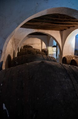 Eski Endülüs şarap mahzeninde solera sistemleri, fıçılarda yıllanmış şarap, sono, manzanilla, olorosso, amontillado jerez güçlendirilmiş şarap, Sanlucar de Barrameda, Cadiz, Endülüs, İspanya