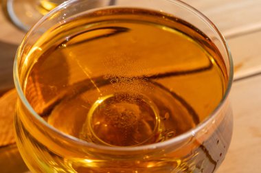 Güneşli bahçede yeni hasat edilmiş elmalardan yapılmış elma suyunun tadına bakmak, bir bardak elma şarabı.