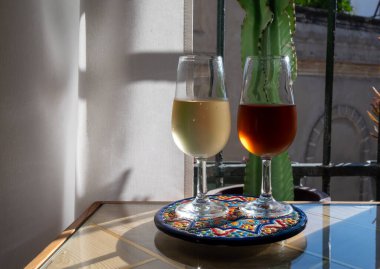 Sherry fino, manzanilla, olorosso şarabı, Jerez de la Frontera, Cadiz, Endülüs, İspanya 'nın eski kesimindeki Endülüs evinde servis edilen palomino beyaz üzümünden yapılmış güçlendirilmiş şarap.