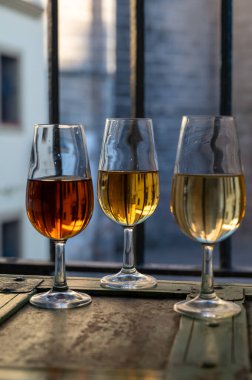 Şarap tatma, fino, olorosso, amontillado, kremalı Jeremy Sherry. Jerez de la Frontera, Cadiz, Endülüs, İspanya 'da palomino beyaz üzümünden yapılmış.