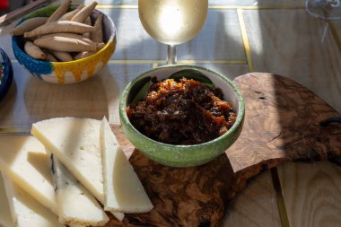 Peynir koleksiyonu, İspanyol olgun peyniri ve soğan turşusu güneş ışığında kapanıyor.