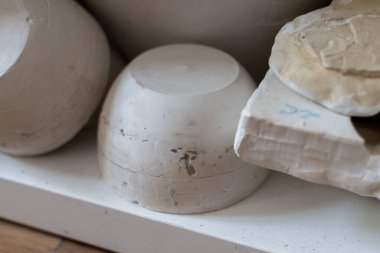 Polonya 'daki sanat seramik atölyesinde yapılan seramik sanat eserleri ve tabelalar