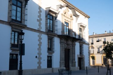 Jerez de la Frontera 'nın eski kısımlarında yürümek, Şeri şarabı üreten şehir, Endülüs, İspanya yazın mimari detaylar, Endülüs tarzı, beyaz evler.