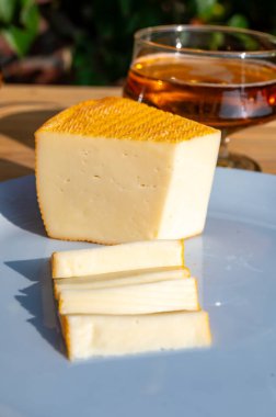 Aziz Paulin kremalı, yumuşak Fransız peyniri. Pastörize inek sütünden yapılmış. Trappist keşişler tarafından hazırlanmış.