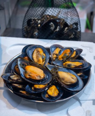 Büyük taze midyeler Atlantik Okyanusu 'nda, Endülüs, İspanya' daki günlük balık pazarında taze yakalandı.