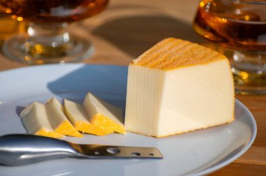 Aziz Paulin kremalı, yumuşak Fransız peyniri. Pastörize inek sütünden yapılmış. Trappist keşişler tarafından hazırlanmış.