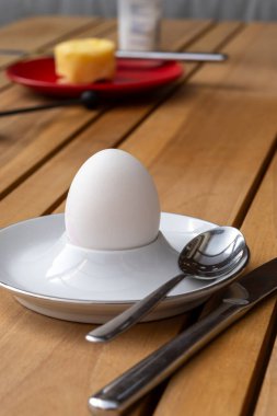 Yumurta tutacağında besleyici kahvaltıda servis edilen yumuşak, organik, biyolojik, tavuk yumurtası.