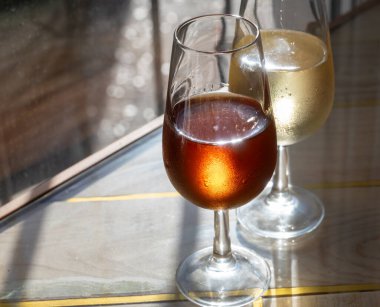 Sherry fino, manzanilla, olorosso şarabı, Jerez de la Frontera, Cadiz, Endülüs, İspanya 'nın eski kesimindeki Endülüs evinde servis edilen palomino beyaz üzümünden yapılmış güçlendirilmiş şarap.