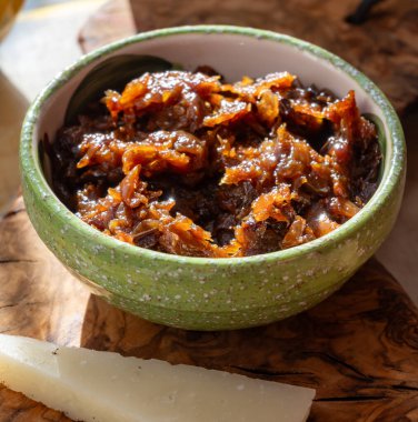 Peynir koleksiyonu, İspanyol olgun peyniri ve soğan turşusu güneş ışığında kapanıyor.