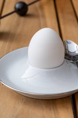 Yumurta tutacağında besleyici kahvaltıda servis edilen yumuşak, organik, biyolojik, tavuk yumurtası.