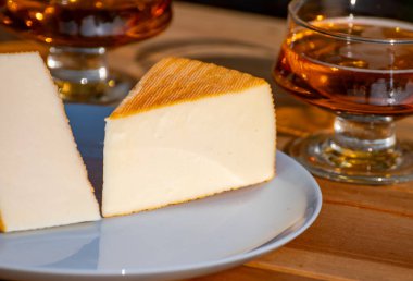 Aziz Paulin kremalı, yumuşak Fransız peyniri. Pastörize inek sütünden yapılmış. Trappist keşişler tarafından hazırlanmış.