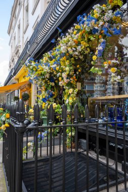 İlkbaharda Londra 'nın üst sınıf semti Mayfair' de Paskalya için güzel bir açık hava dekorasyonu dükkanı.