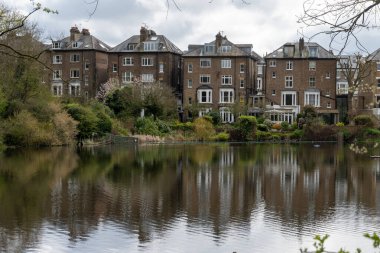 Hampstead Heath kentsel parkına bakın. İlkbaharda Kuzey Londra 'da göletler, tepeler ve manzaralı.