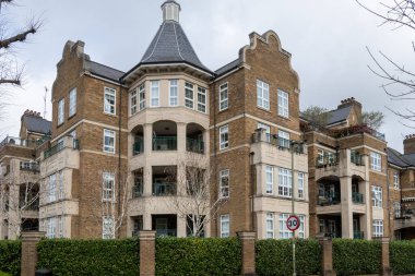 Kensington ve Chelsea Kraliyet Borough 'daki Hans Crescent caddesindeki kırmızı tuğlalı evler, Londra, İngiltere. Baharda