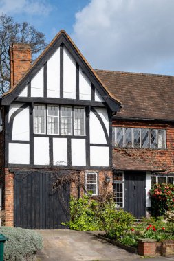 Kuzey Londra sokaklarında yürümek, baharda kırmızı tuğlalı evler ve çiçek açan bahçeler, şehir hayatı, Mart ayında Londra, İngiltere 'de zengin mahalleler.