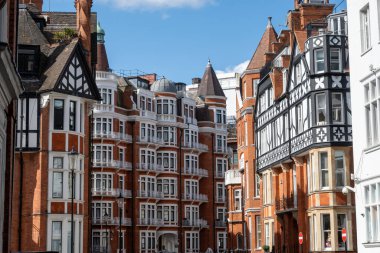 Kensington ve Chelsea Kraliyet Borough 'daki Hans Crescent caddesindeki kırmızı tuğlalı evler, Londra, İngiltere. Baharda