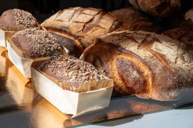 Bordeaux 'da Fransız esnaf fırını, taze fırında çavdar ve buğday ekmeği ve baget, Fransa, Fransız yemeği.