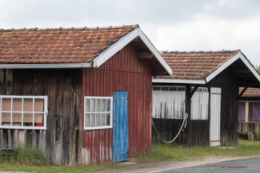 Fransa 'da seyahat, Port de la Hume, Gujan-Mestras köyünde eski ahşap kulübeler ve istiridye çiftlikleri, taze istiridye kabukları yetiştirme, balıkçılık ve satışı, Arcachon körfezi, Atlantik okyanusu, Fransa, turist durağı.
